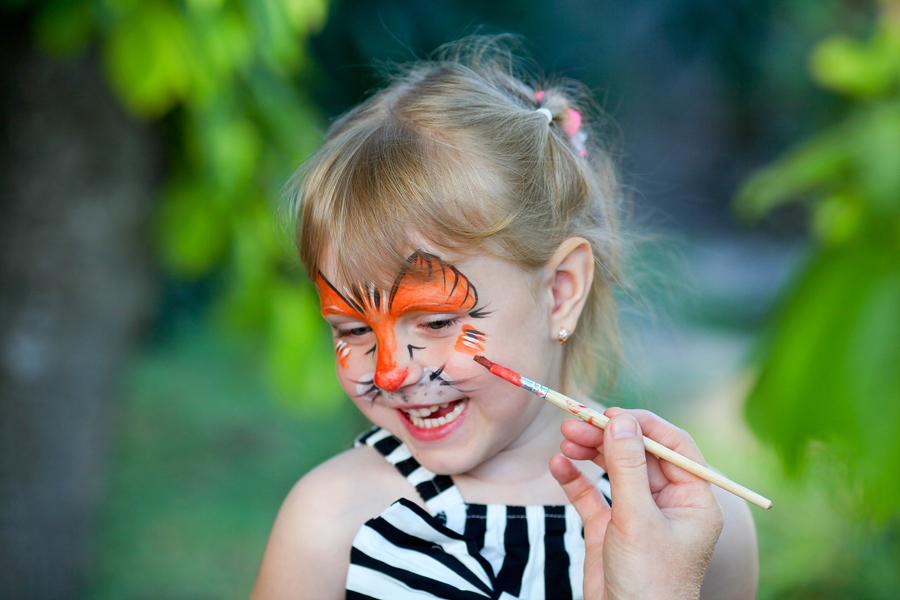 CHILDREN'S FACE PAINTER  ADD COLOUR & SPARKLE TO YOUR PARTY